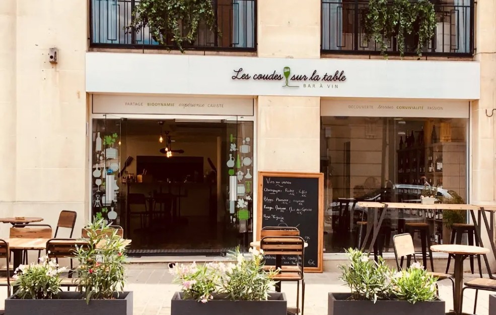 Terrasse et devanture du restaurant Les coudes sur la table, restaurant, bar à vin , caviste à Reims